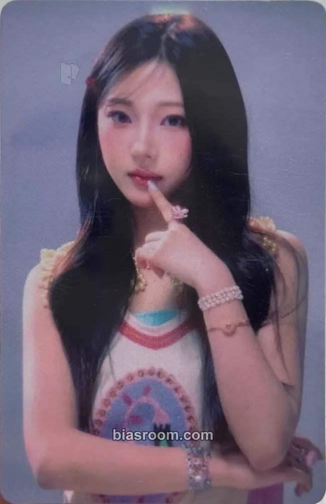 Stella The Chase Photocard - Hearts2Hearts - Hearts2Hearts K-pop photocard