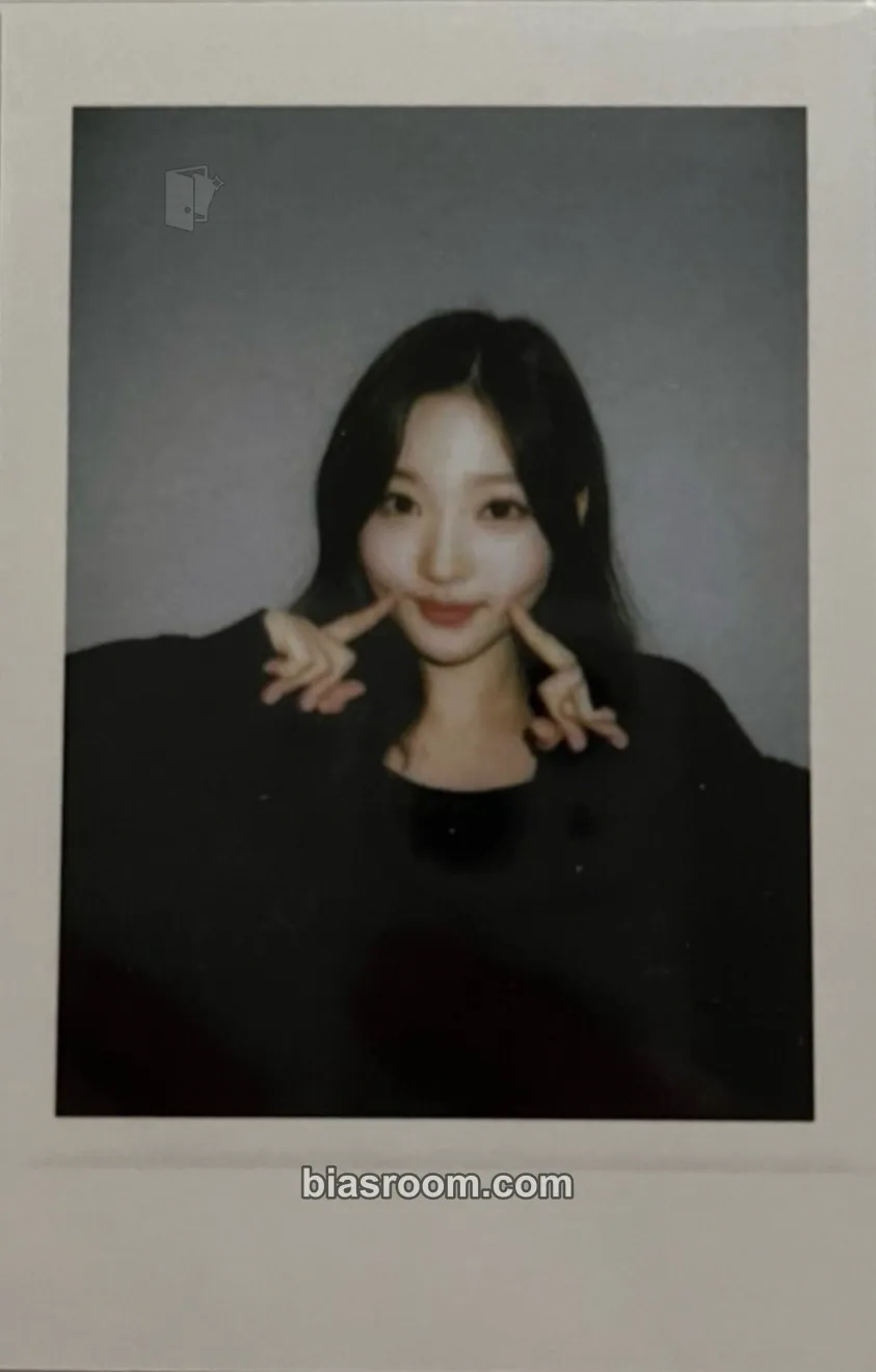 Stella The Chase Photocard - Hearts2Hearts - Hearts2Hearts K-pop photocard