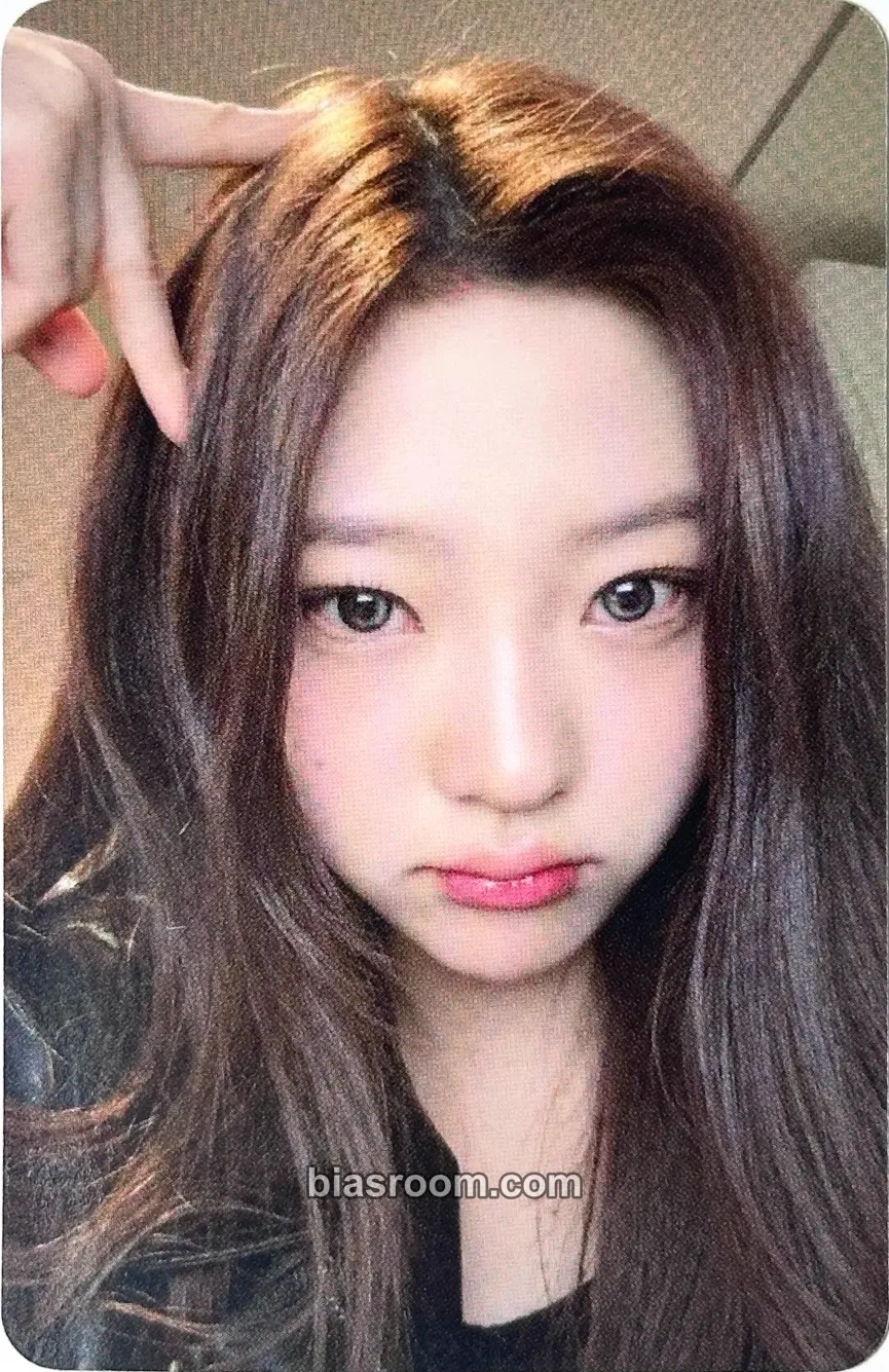 Stella The Chase Photocard - Hearts2Hearts - Hearts2Hearts K-pop photocard