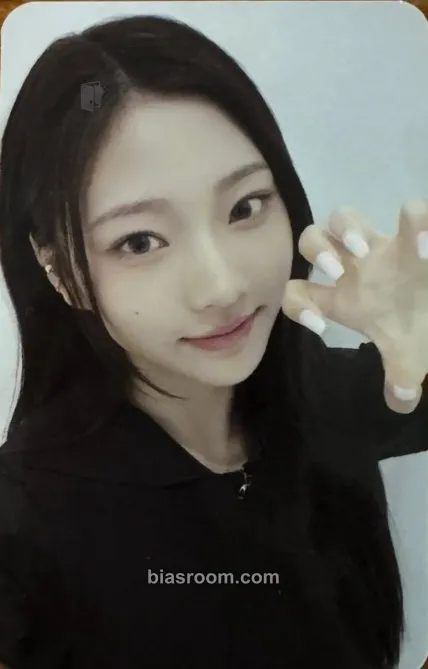 Stella The Chase Photocard - Hearts2Hearts - Hearts2Hearts K-pop photocard