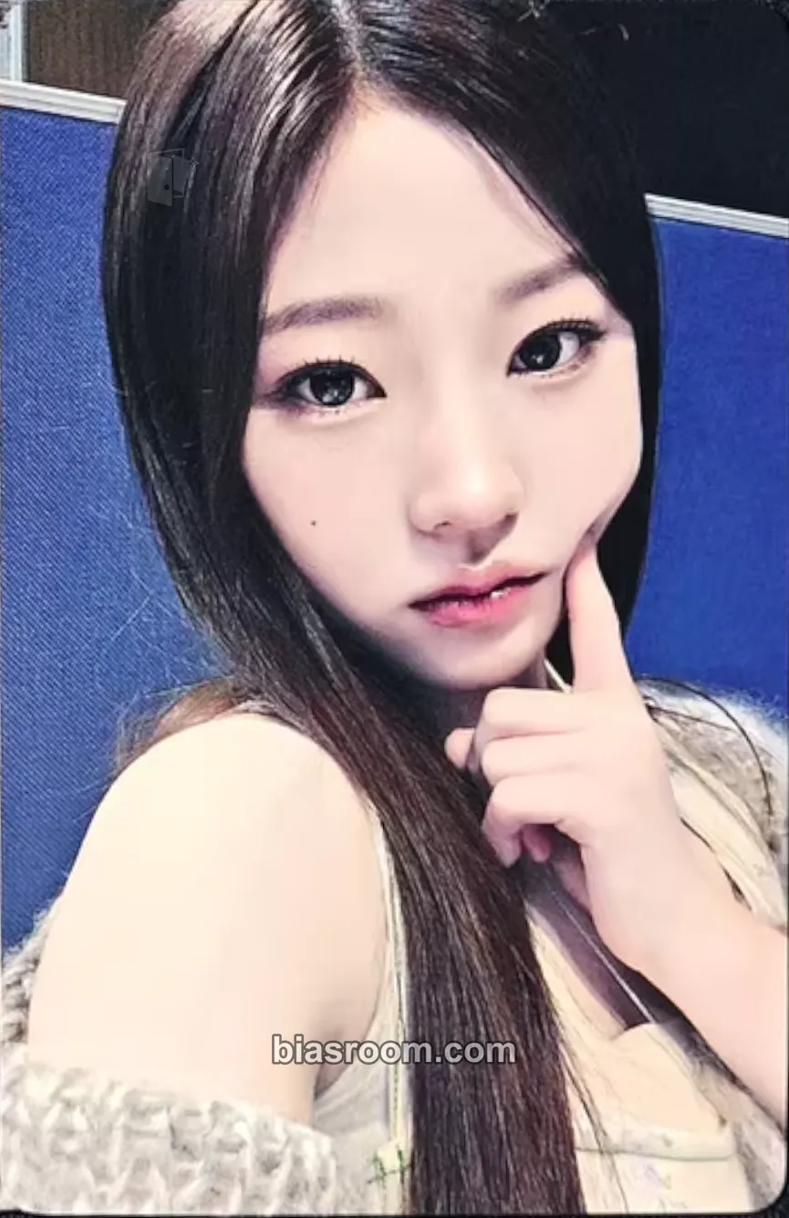Stella The Chase Photocard - Hearts2Hearts - Hearts2Hearts K-pop photocard