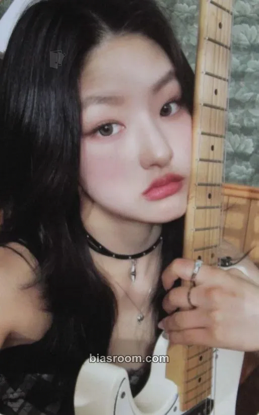 Haneul 2025 Season's greetings Photocard - KISS OF LIFE - KISS OF LIFE K-pop photocard