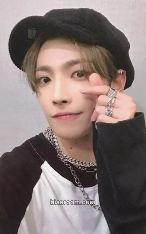 Hongjoong THE WORLD EP.2 : OUTLAW Photocard - ATEEZ - ATEEZ K-pop photocard