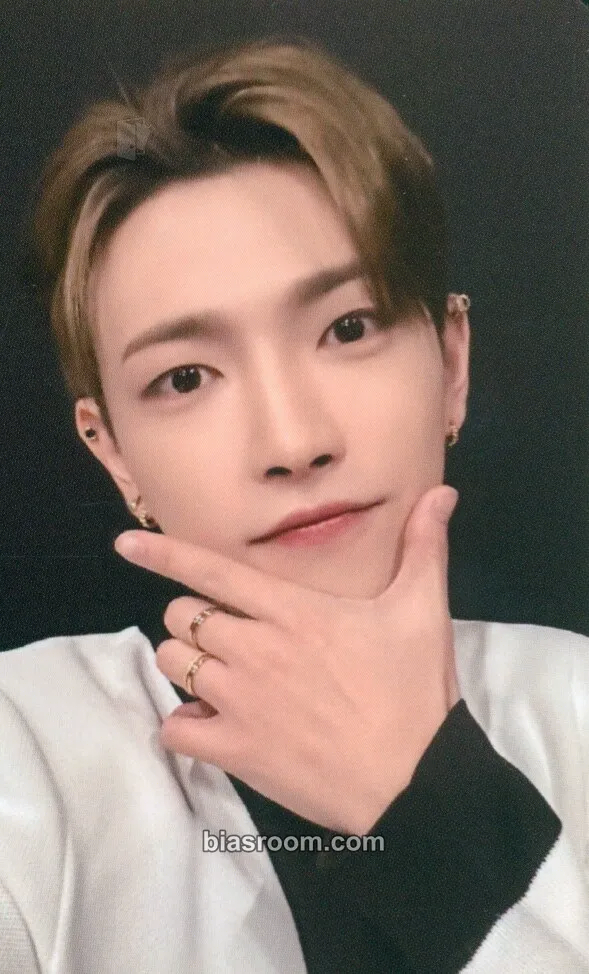 Hongjoong THE WORLD EP.2 : OUTLAW Photocard - ATEEZ - ATEEZ K-pop photocard