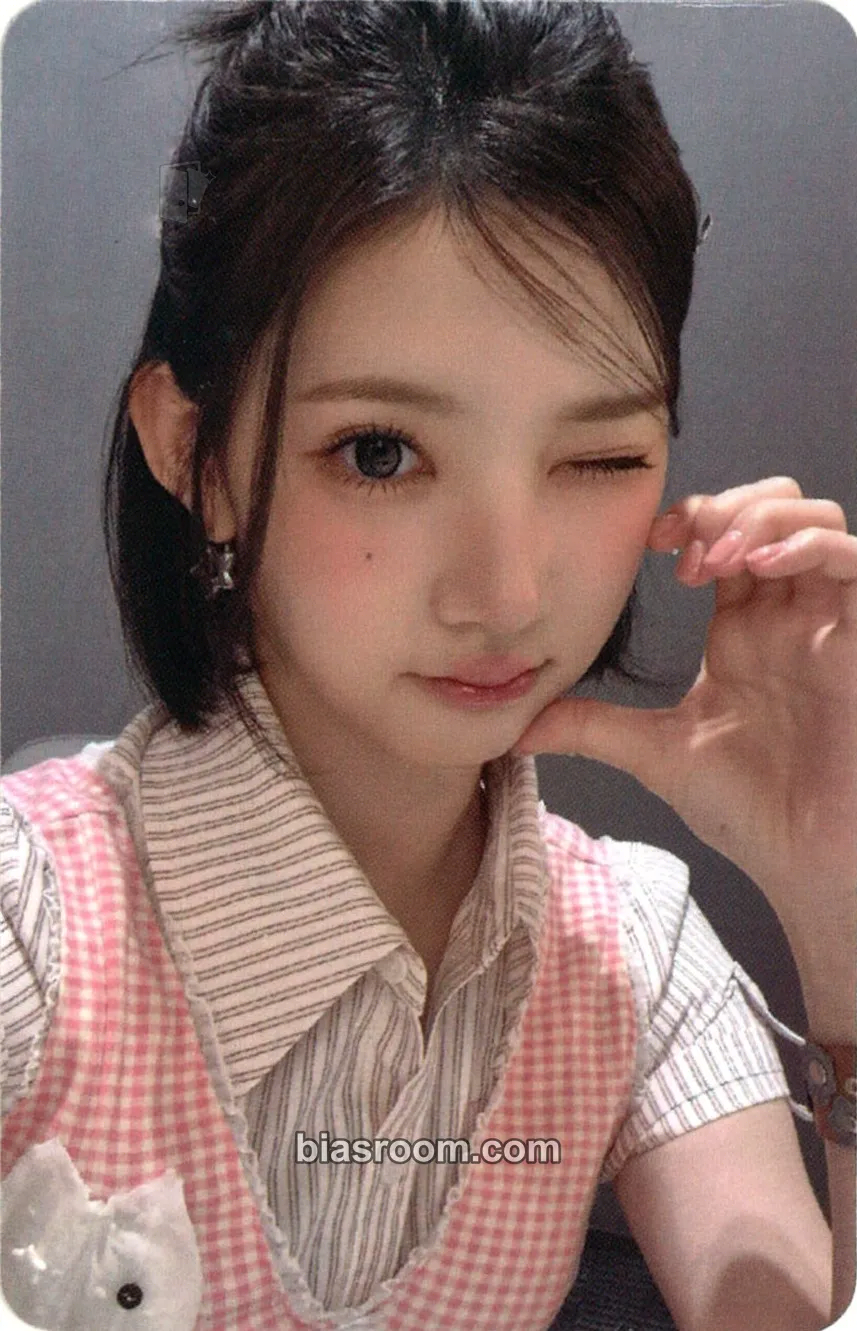 Jiwoo FOCUS Photocard - Hearts2Hearts - Hearts2Hearts K-pop photocard