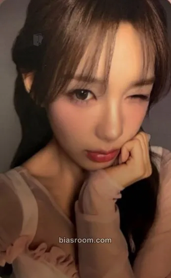 Ryu Sarang 2026 Season’s Greetings: <365 Knots> Photocard - izna - izna K-pop photocard