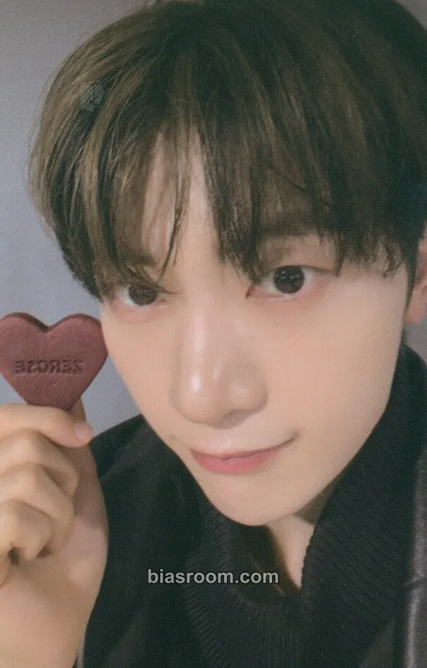 Matthew 'Rose in Love' Cookie Set MD Photocard - ZEROBASEONE - ZEROBASEONE K-pop photocard