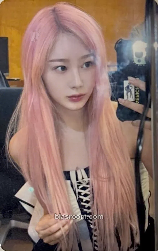 Giselle Season's Greetings (2025) Photocard - aespa - aespa K-pop photocard
