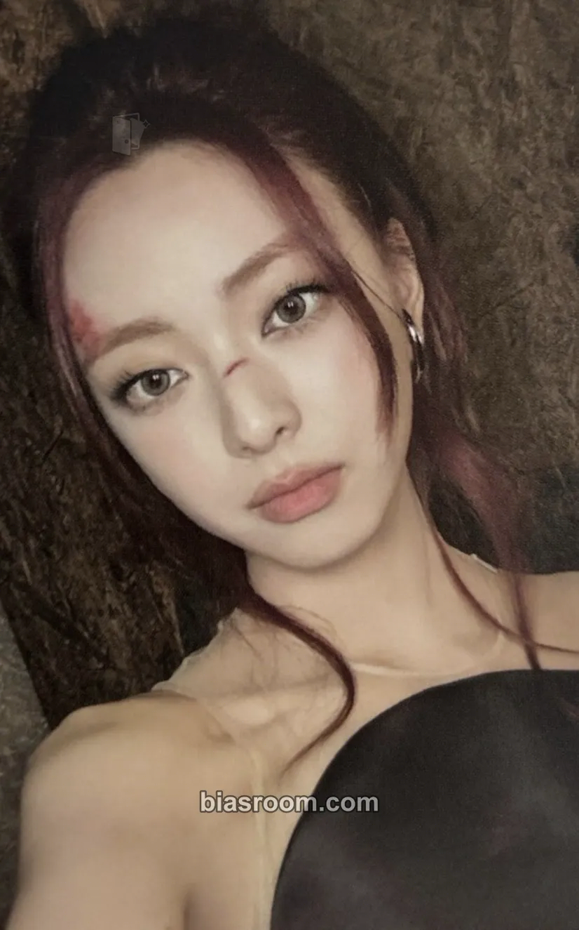 Yuna TUNNEL VISION Photocard - ITZY - ITZY K-pop photocard