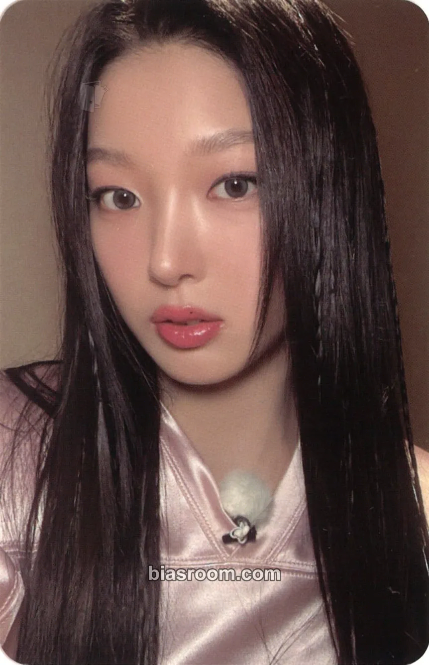 Yoonchae Viewfinder in Seoul Photocard - KATSEYE - KATSEYE K-pop photocard