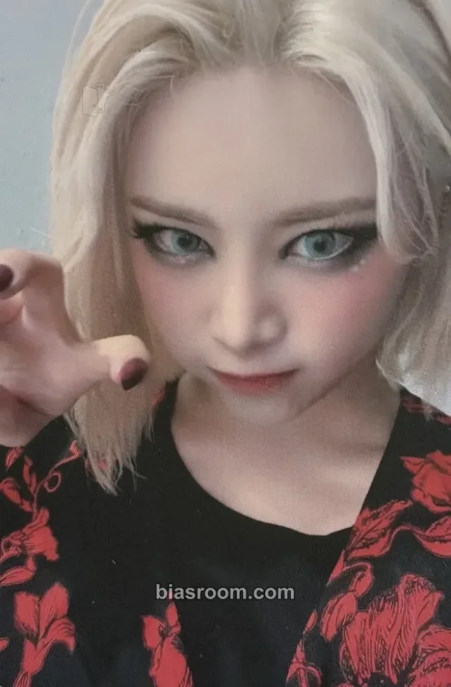 PinkFantasy - SeeA - Alice In Wonderland Album album photocard poison version