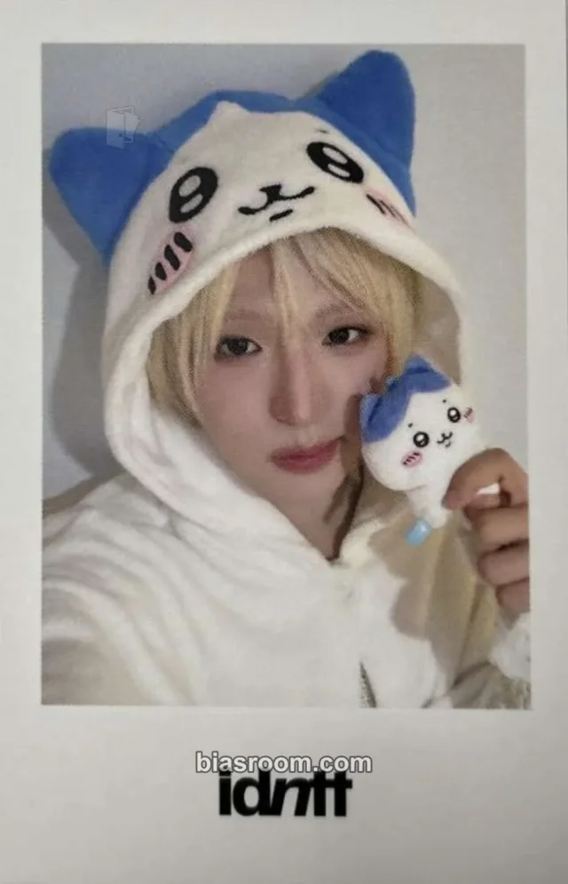 cmha16jm6004eld04a9w5q1pk Album photocard