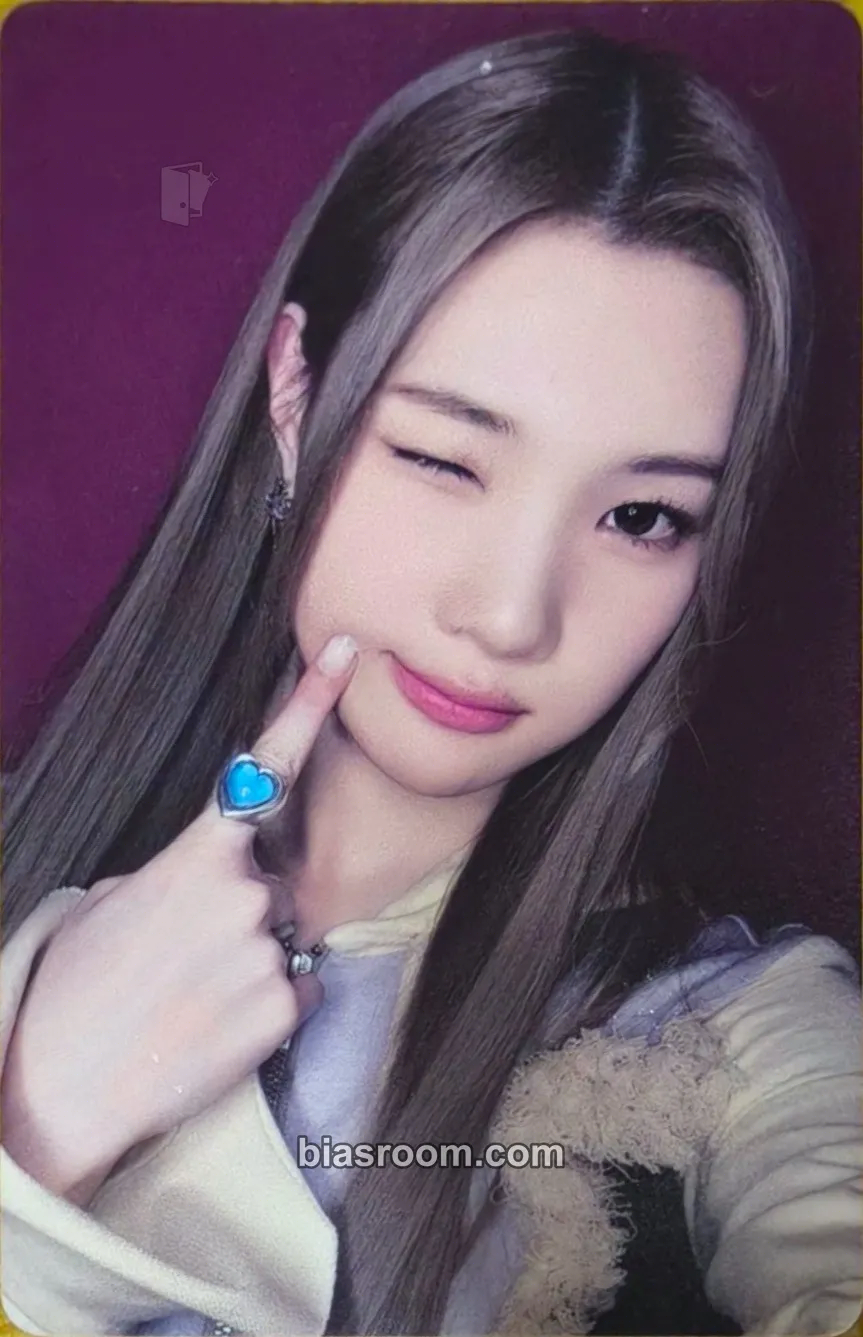 Juun The Chase Photocard - Hearts2Hearts - Hearts2Hearts K-pop photocard