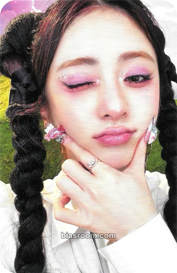 Huh Yunjin CRAZY Photocard - LE SSERAFIM - LE SSERAFIM K-pop photocard