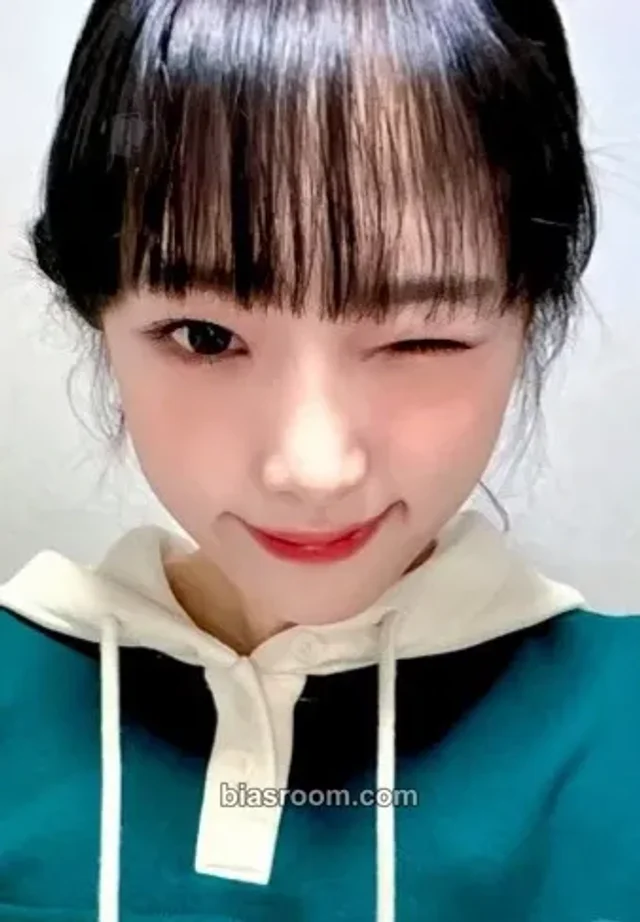 Yena - Yena - SMARTPHONE Album apple music round 4 video call (fancall)