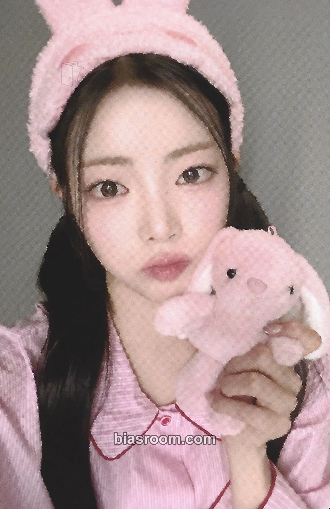 Na Goeun 2025 Season's Greetings: Purplicious Party Photocard - PURPLE KISS - PURPLE KISS K-pop photocard