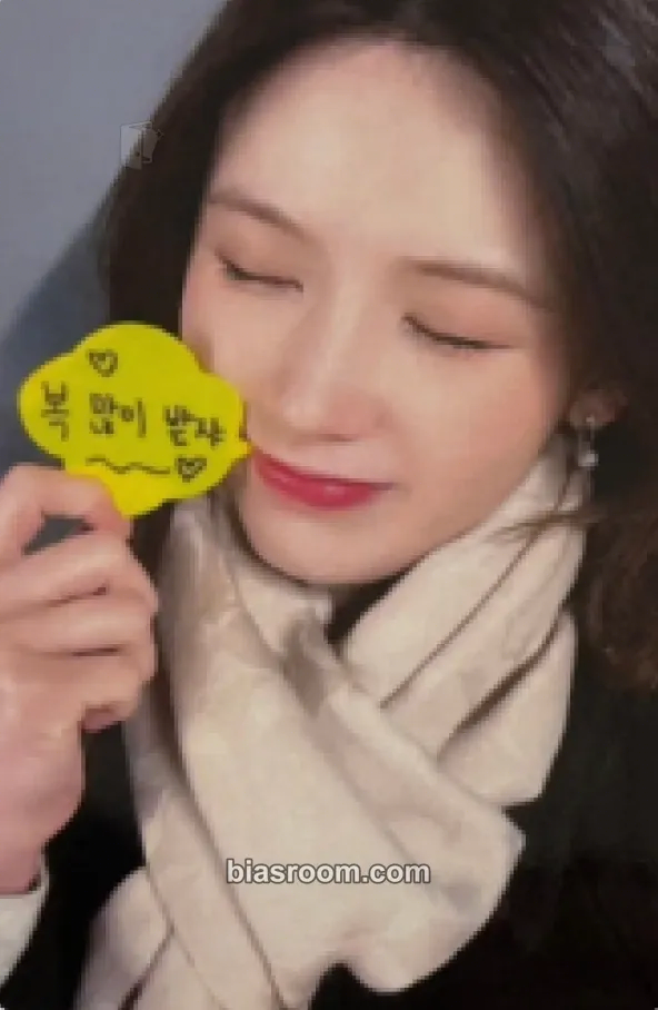 Jiyoon ICHILLIN' 2025 Season's Greetings - Office (Poca Album) Photocard - ICHILLIN’ - ICHILLIN’ K-pop photocard