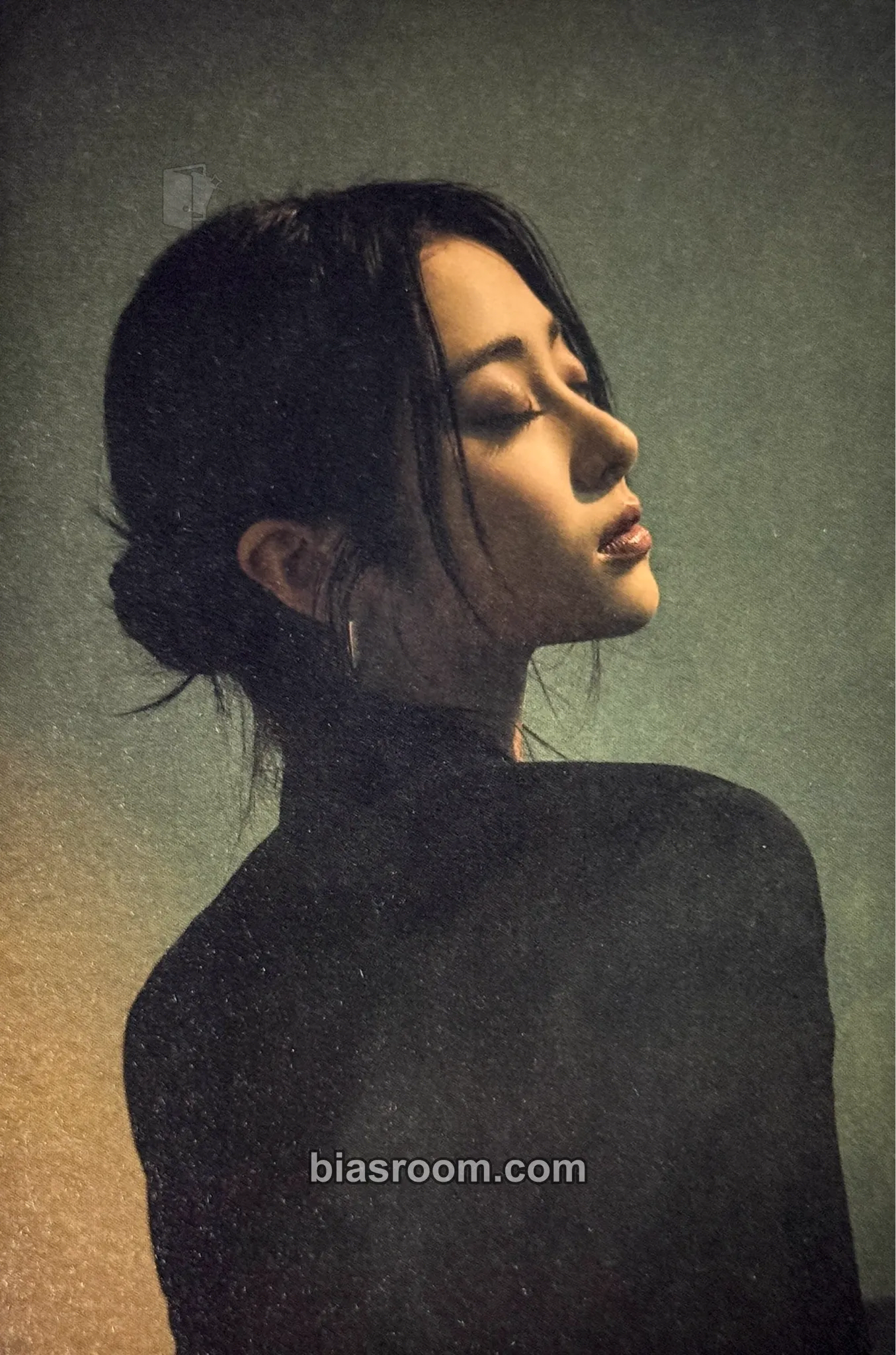 Huh Yunjin 2024 Season's Greetings Photocard - LE SSERAFIM - LE SSERAFIM K-pop photocard