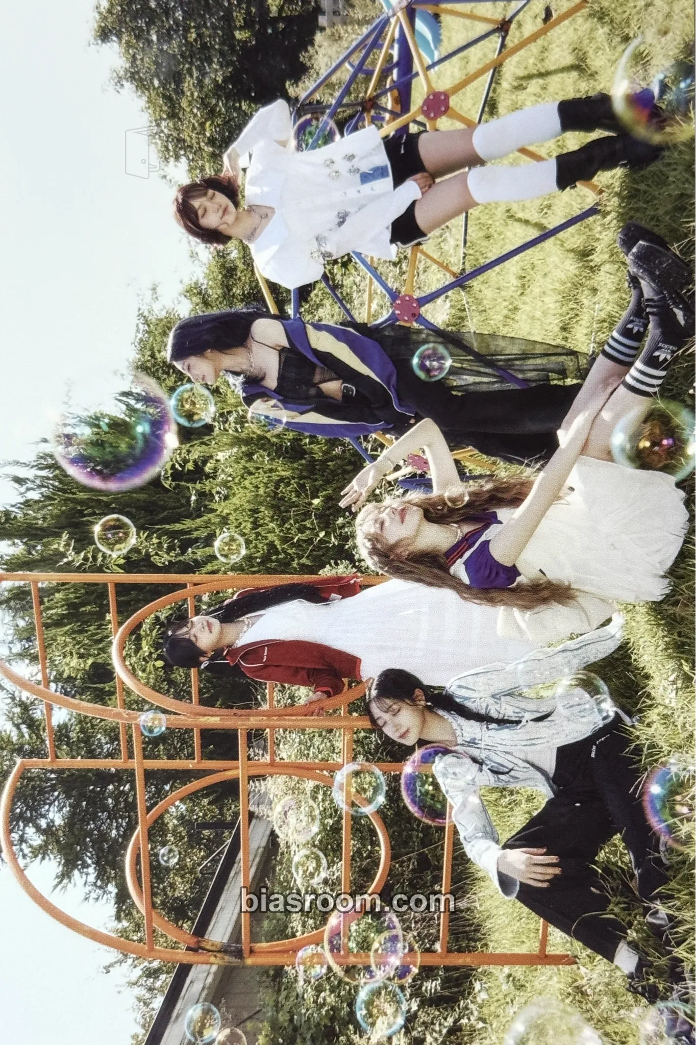 2025 Season's Greetings ‘Land of Le sserafim” Photocard - LE SSERAFIM - LE SSERAFIM K-pop photocard
