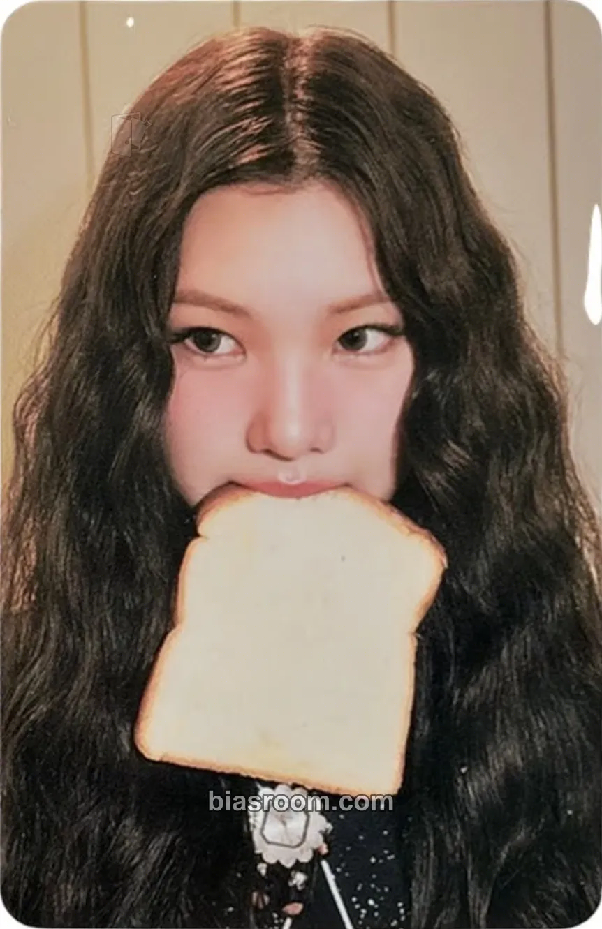 Juun FOCUS Photocard - Hearts2Hearts - Hearts2Hearts K-pop photocard