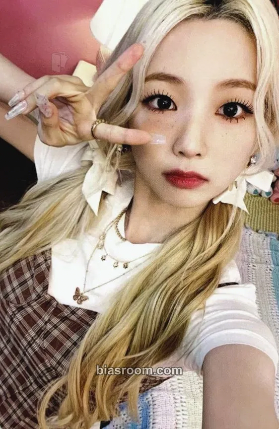 Yeonhee Season's Greetings 2023 Photocard - Rocket Punch - Rocket Punch K-pop photocard