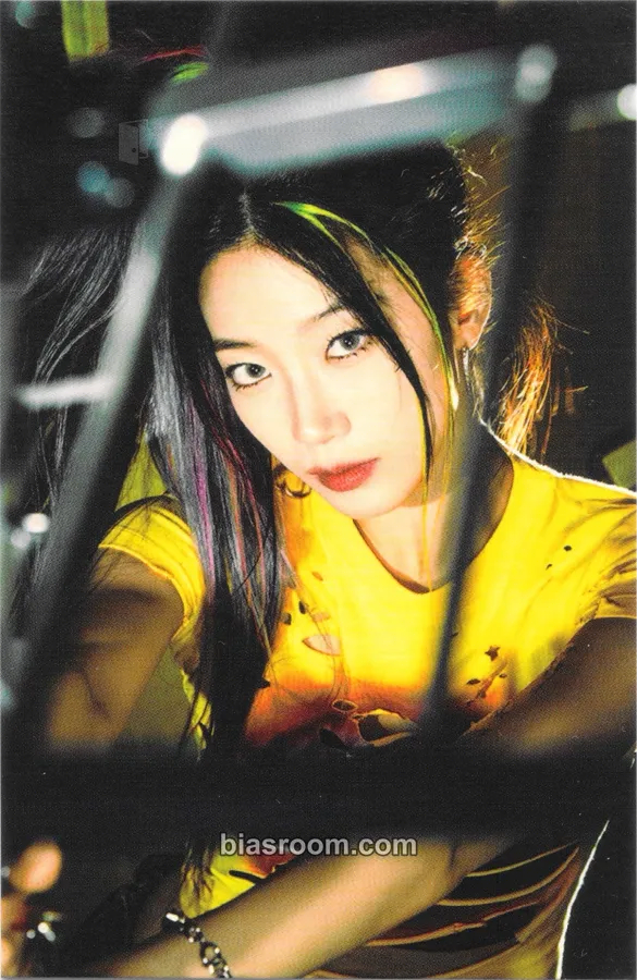 Kazuha CRAZY Photocard - LE SSERAFIM - LE SSERAFIM K-pop photocard