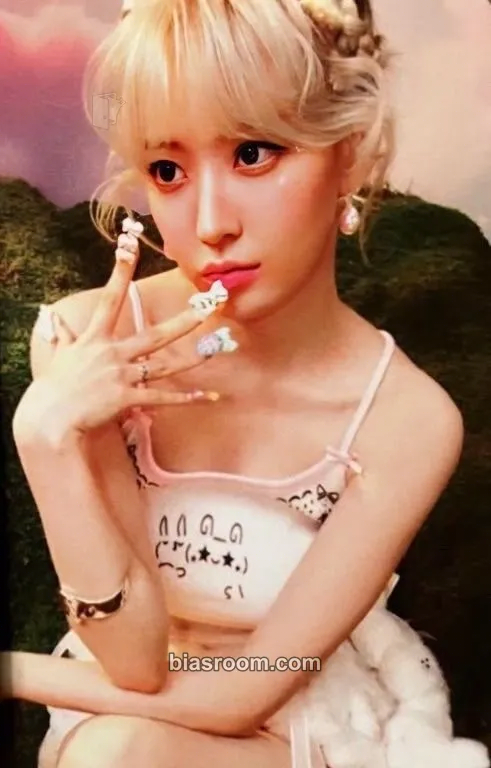 Sakura CRAZY Photocard - LE SSERAFIM - LE SSERAFIM K-pop photocard
