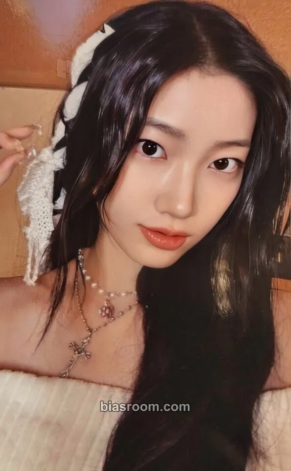 Kazuha EASY Photocard - LE SSERAFIM - LE SSERAFIM K-pop photocard