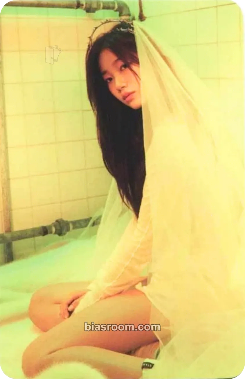 Kazuha EASY Photocard - LE SSERAFIM - LE SSERAFIM K-pop photocard