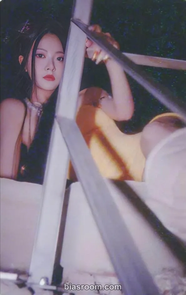 Hong Eunchae EASY Photocard - LE SSERAFIM - LE SSERAFIM K-pop photocard