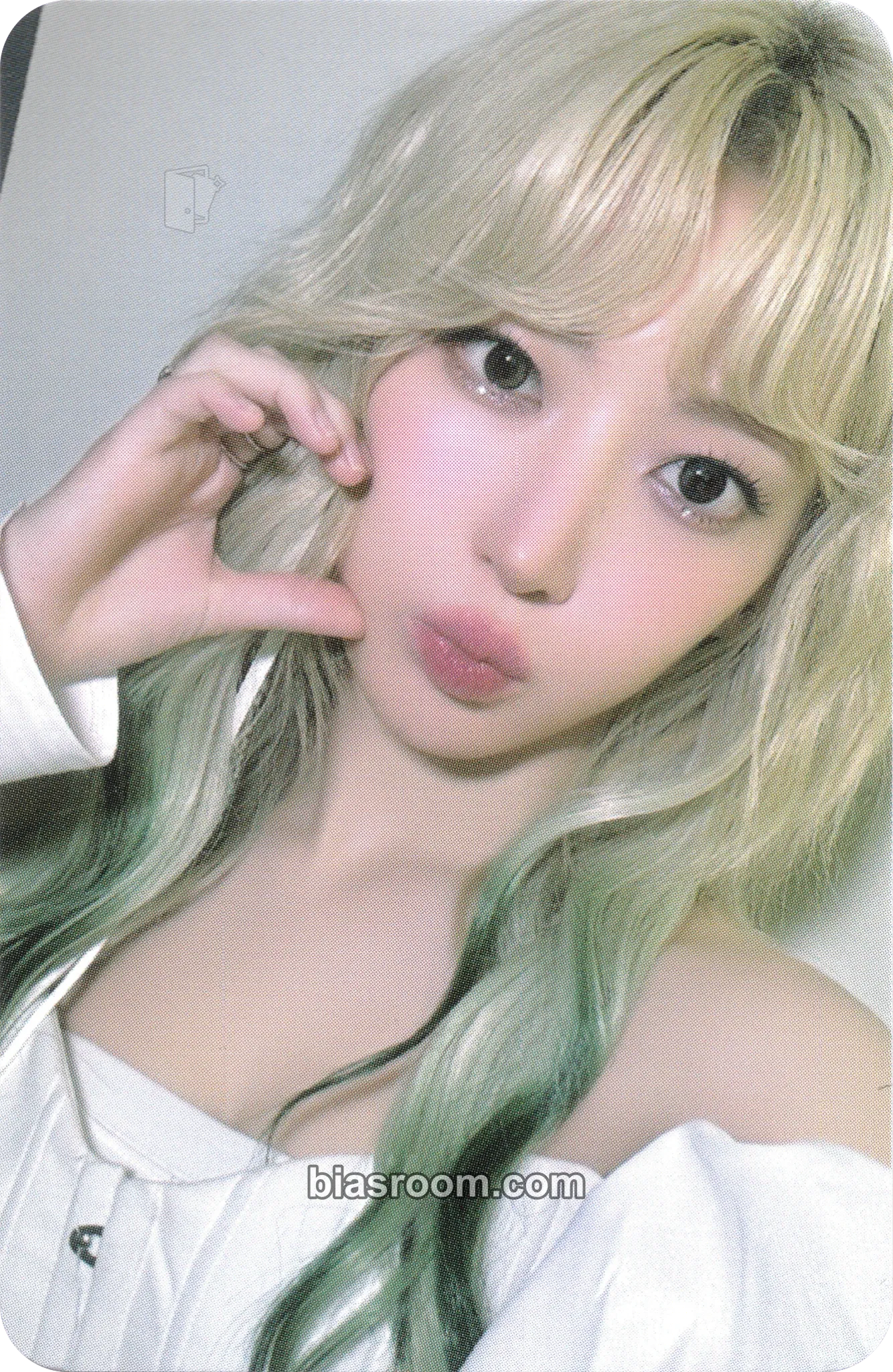 Sakura EASY Photocard - LE SSERAFIM - LE SSERAFIM K-pop photocard
