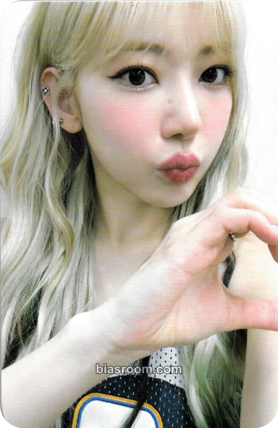 Sakura EASY Photocard - LE SSERAFIM - LE SSERAFIM K-pop photocard