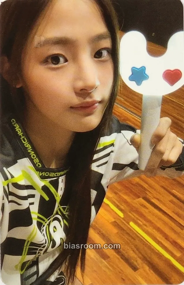 Minji Binky Bong Photocard - NewJeans - NewJeans K-pop photocard