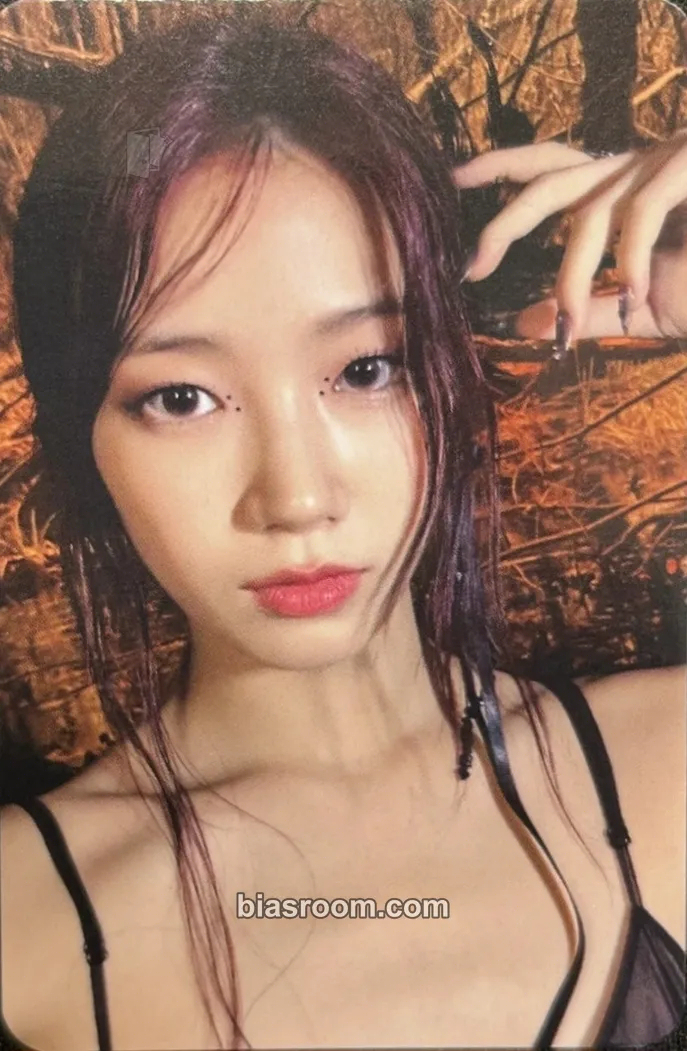 Kazuha EASY Photocard - LE SSERAFIM - LE SSERAFIM K-pop photocard