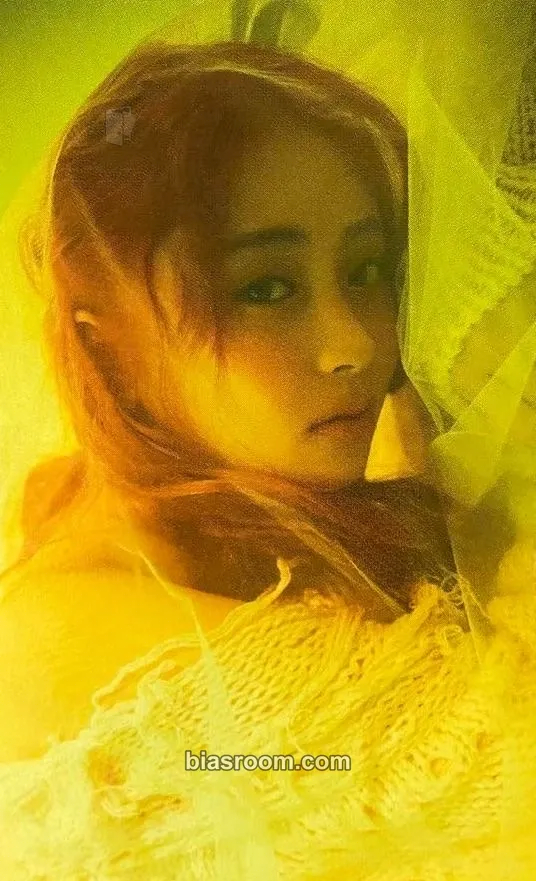 Huh Yunjin EASY Photocard - LE SSERAFIM - LE SSERAFIM K-pop photocard