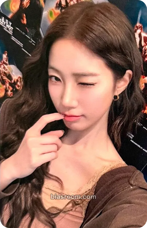Kazuha HOT Photocard - LE SSERAFIM - LE SSERAFIM K-pop photocard