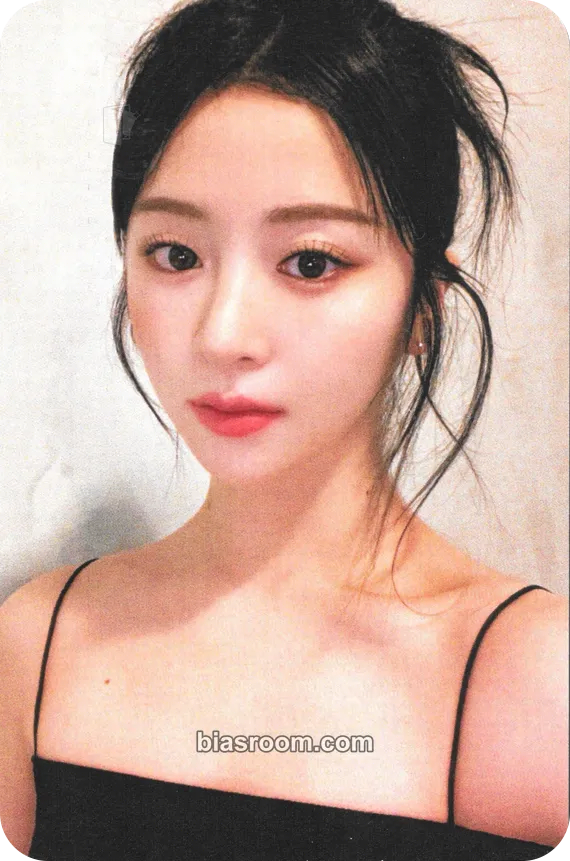 Huh Yunjin UNFORGIVEN Photocard - LE SSERAFIM - LE SSERAFIM K-pop photocard