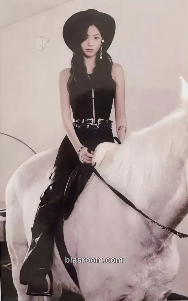 Kazuha UNFORGIVEN Photocard - LE SSERAFIM - LE SSERAFIM K-pop photocard