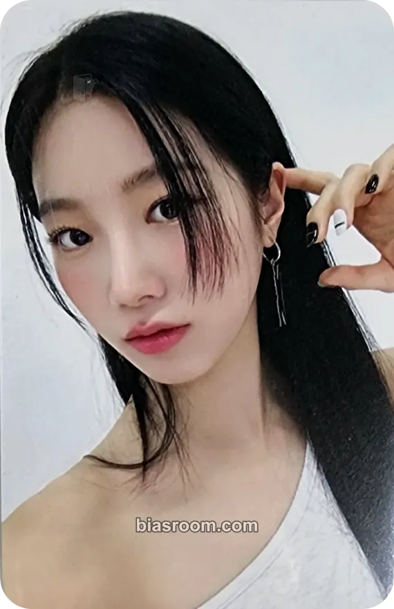 Kazuha UNFORGIVEN Photocard - LE SSERAFIM - LE SSERAFIM K-pop photocard
