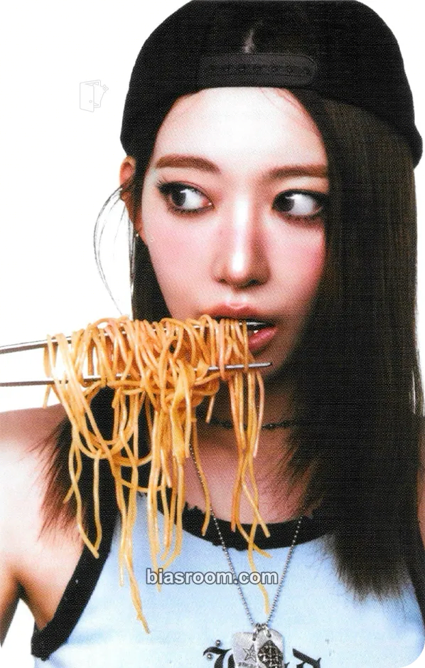 Sakura SPAGHETTI Photocard - LE SSERAFIM - LE SSERAFIM K-pop photocard