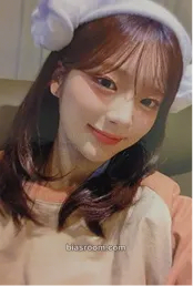 E.JI ICHILLIN' 2025 Season's Greetings - Office (Poca Album) Photocard - ICHILLIN’ - ICHILLIN’ K-pop photocard