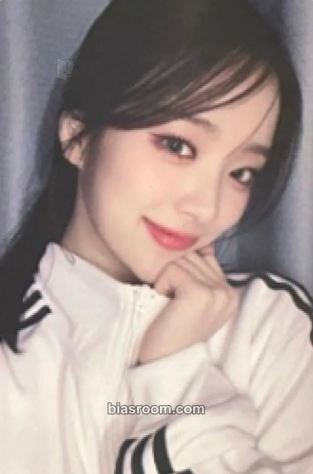 E.JI ICHILLIN' 2025 Season's Greetings - Office (Poca Album) Photocard - ICHILLIN’ - ICHILLIN’ K-pop photocard