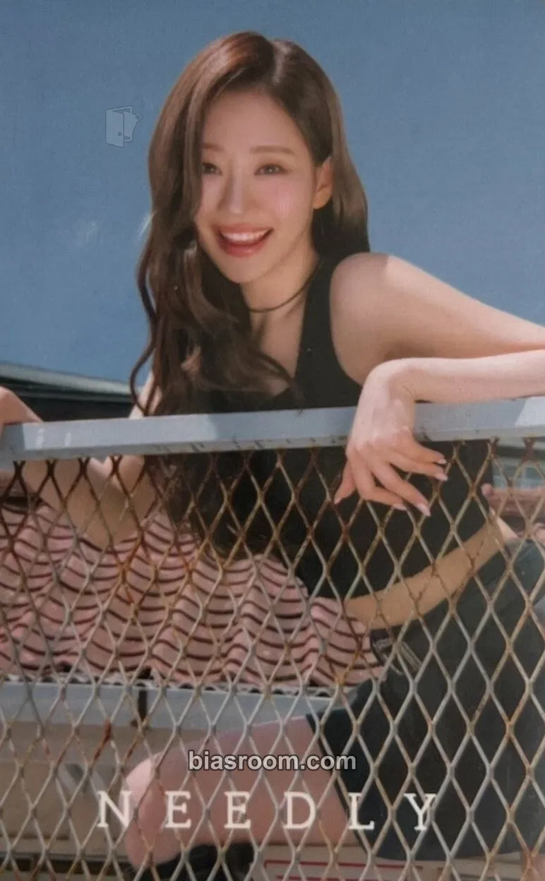 Julie KISS OF LIFE X Needly Photocard - KISS OF LIFE - KISS OF LIFE K-pop photocard