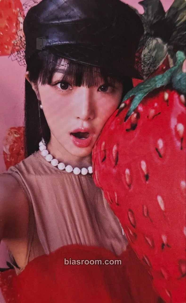 Yena Yena's Fruit Store - 2023 Season's Greetings Photocard - Yena K-pop photocard
