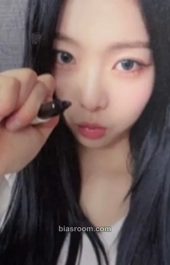 Jackie ICHILLIN' 2025 Season's Greetings - Office (Poca Album) Photocard - ICHILLIN’ - ICHILLIN’ K-pop photocard