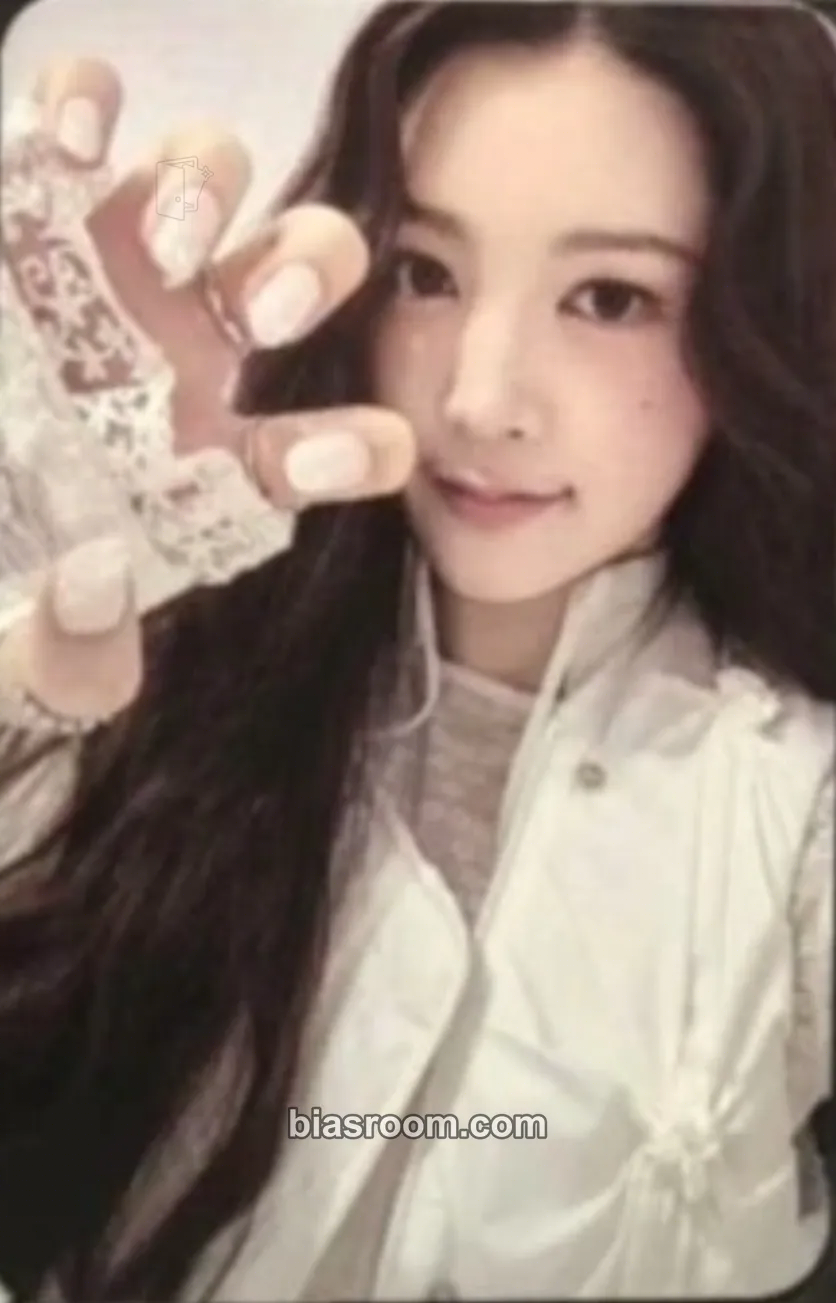 A-na The Chase Photocard - Hearts2Hearts - Hearts2Hearts K-pop photocard