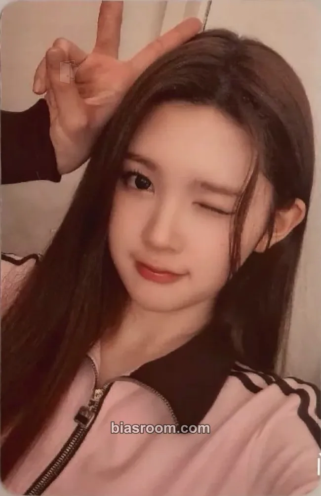 A-na The Chase Photocard - Hearts2Hearts - Hearts2Hearts K-pop photocard