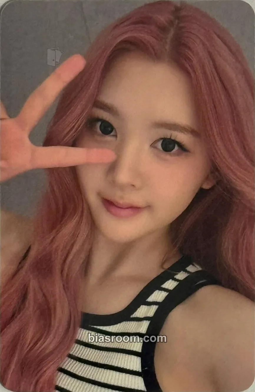 A-na The Chase Photocard - Hearts2Hearts - Hearts2Hearts K-pop photocard