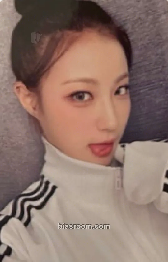 Yeju ICHILLIN' 2025 Season's Greetings - Office (Poca Album) Photocard - ICHILLIN’ - ICHILLIN’ K-pop photocard