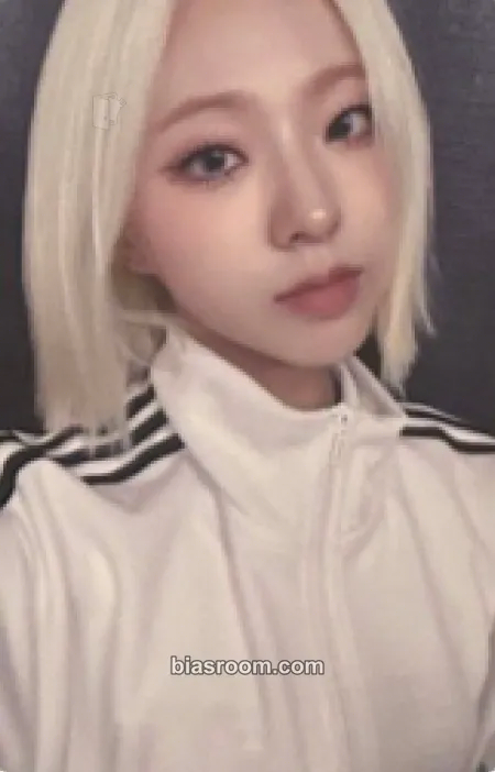 Chaerin ICHILLIN' 2025 Season's Greetings - Office (Poca Album) Photocard - ICHILLIN’ - ICHILLIN’ K-pop photocard